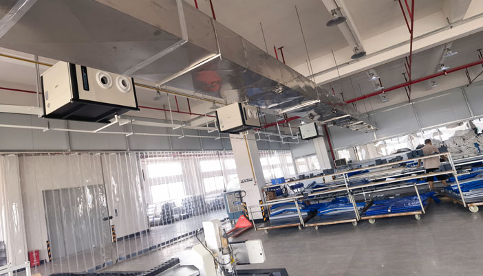制衣廠制冷降溫，使用蒸發冷省電空調-吊頂式射流空調機組